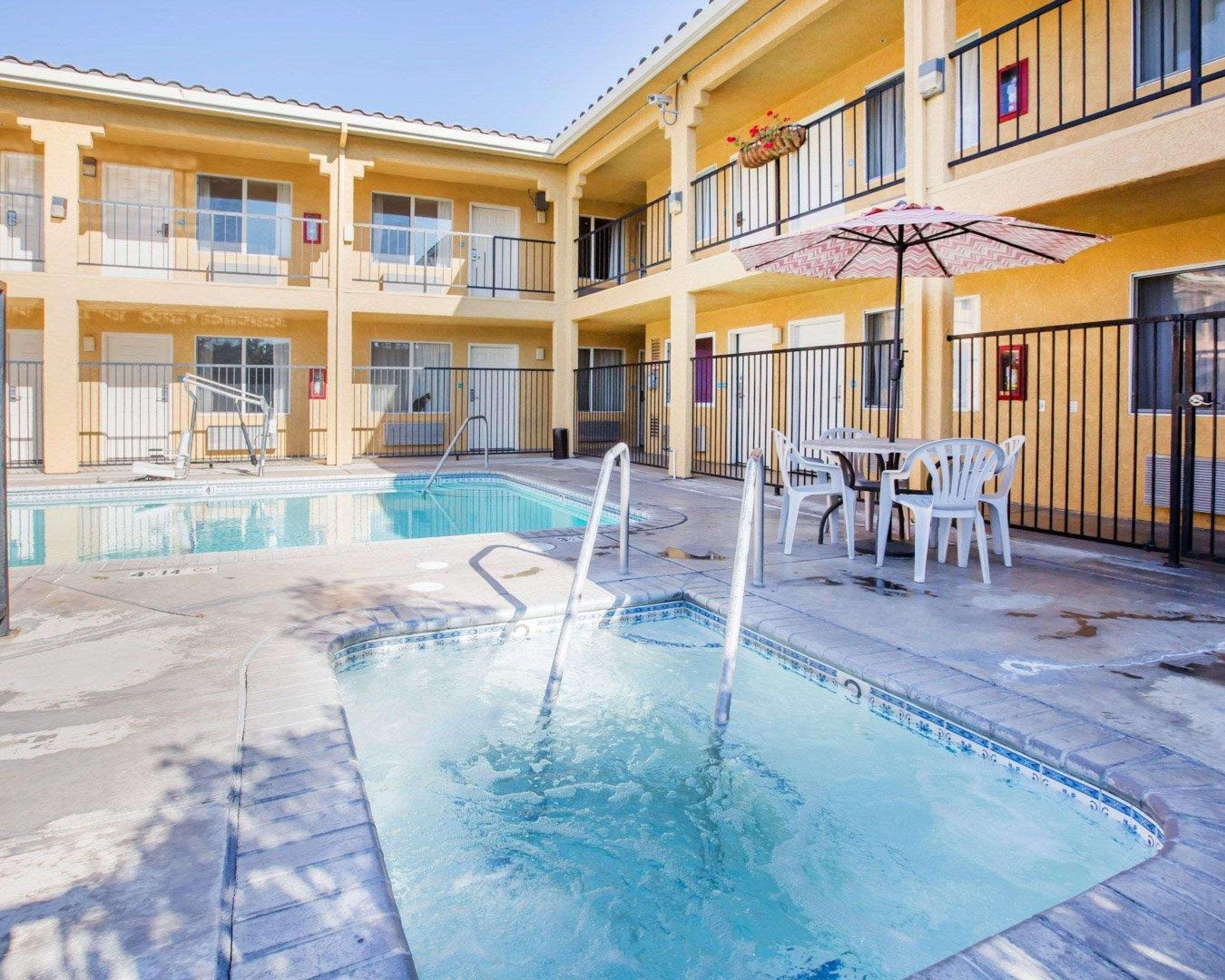 Econo Lodge Inn & Suites Lodi - Wine Country Area Exterior photo