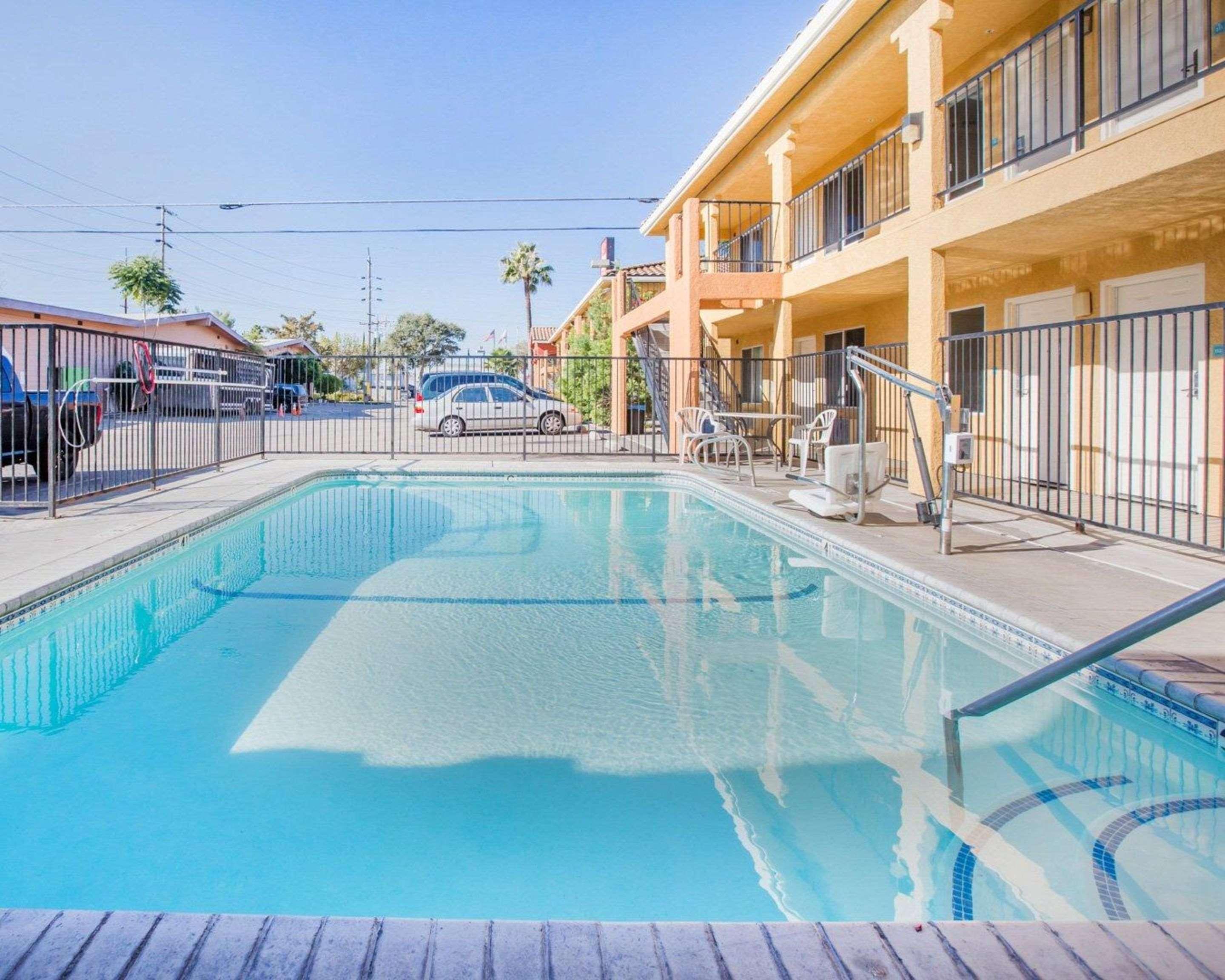 Econo Lodge Inn & Suites Lodi - Wine Country Area Exterior photo