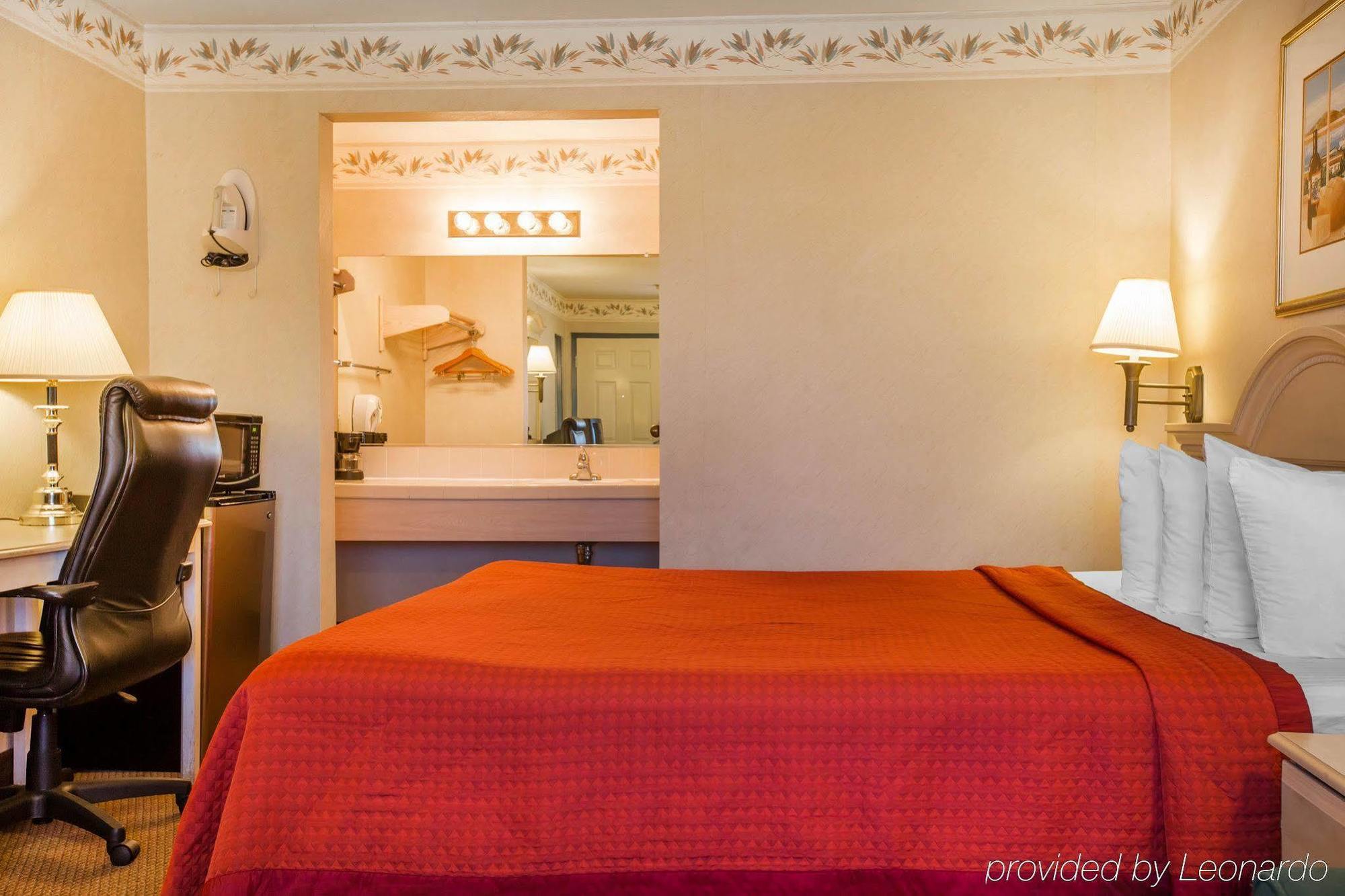 Econo Lodge Inn & Suites Lodi - Wine Country Area Exterior photo